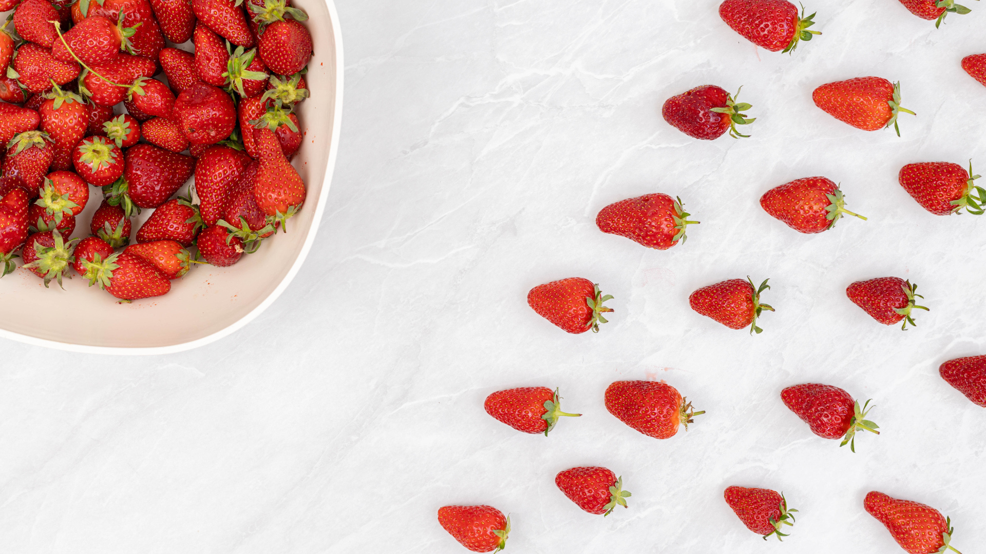 Спелая красная клубника спешит в миску 