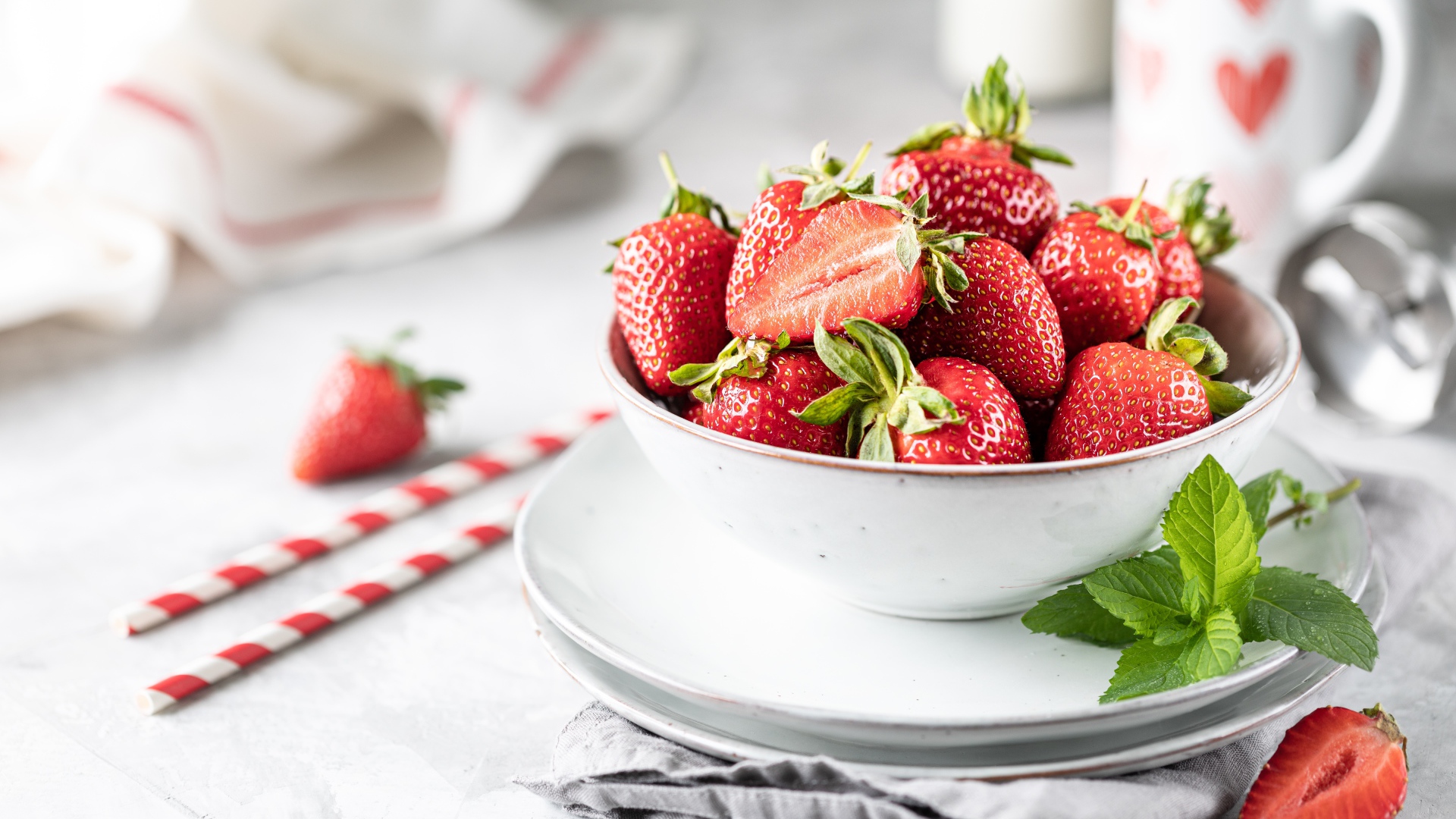 Спелая клубника в тарелке с листьями мяты