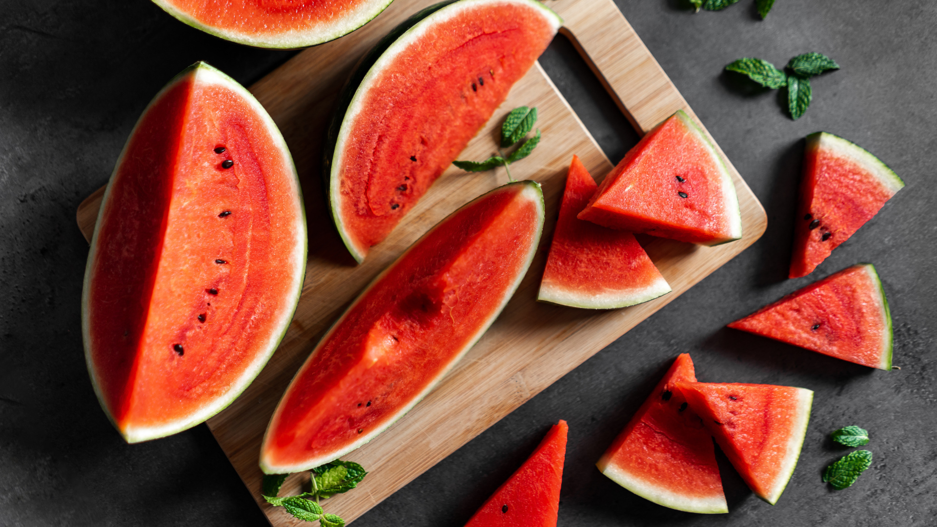 Кусочки сочного красного арбуза на доске