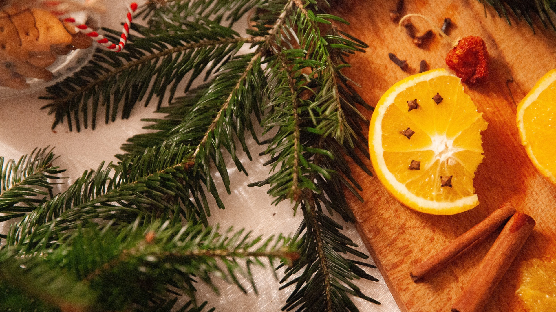 Еловая ветка с кусочками апельсина, корицей и гвоздикой 