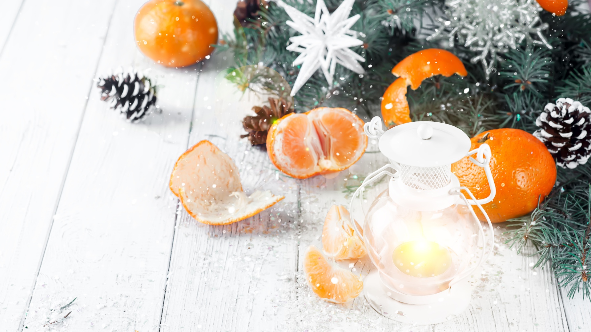 Мандарины и еловая ветка на столе с лампой