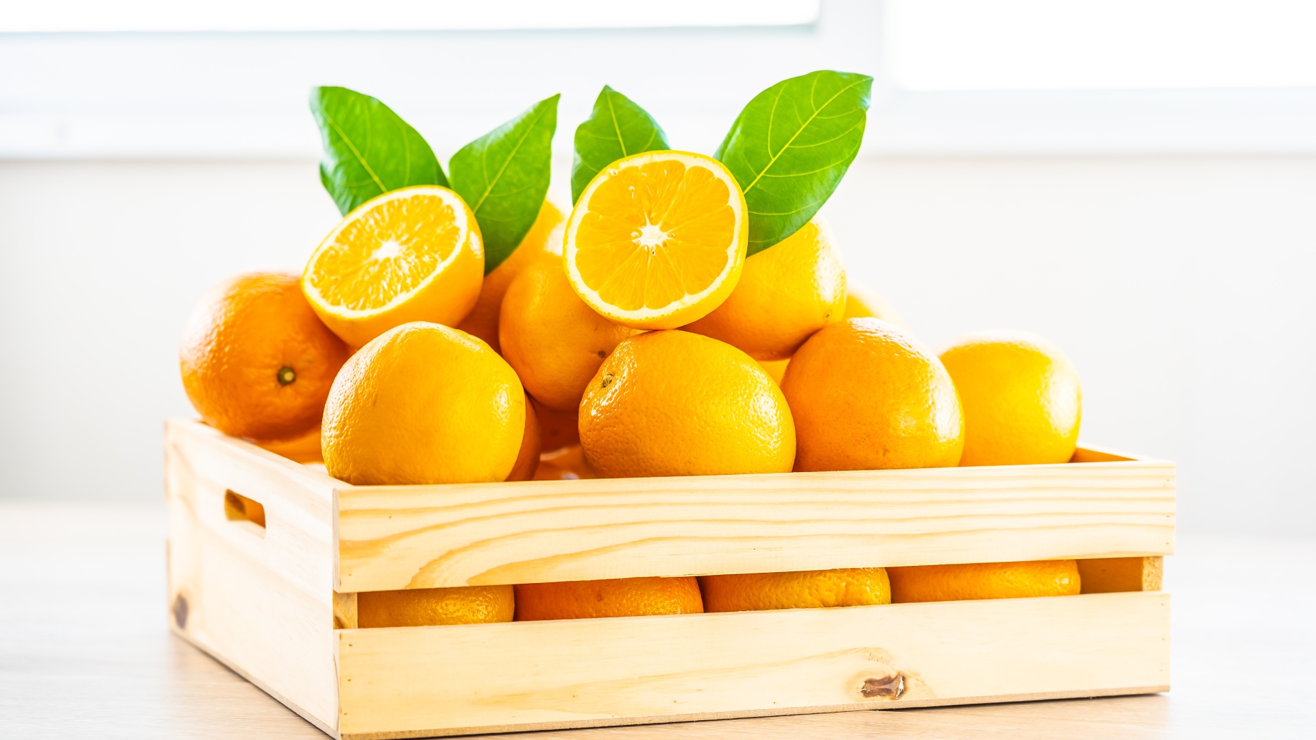 Деревянный ящик спелых сочных апельсинов
