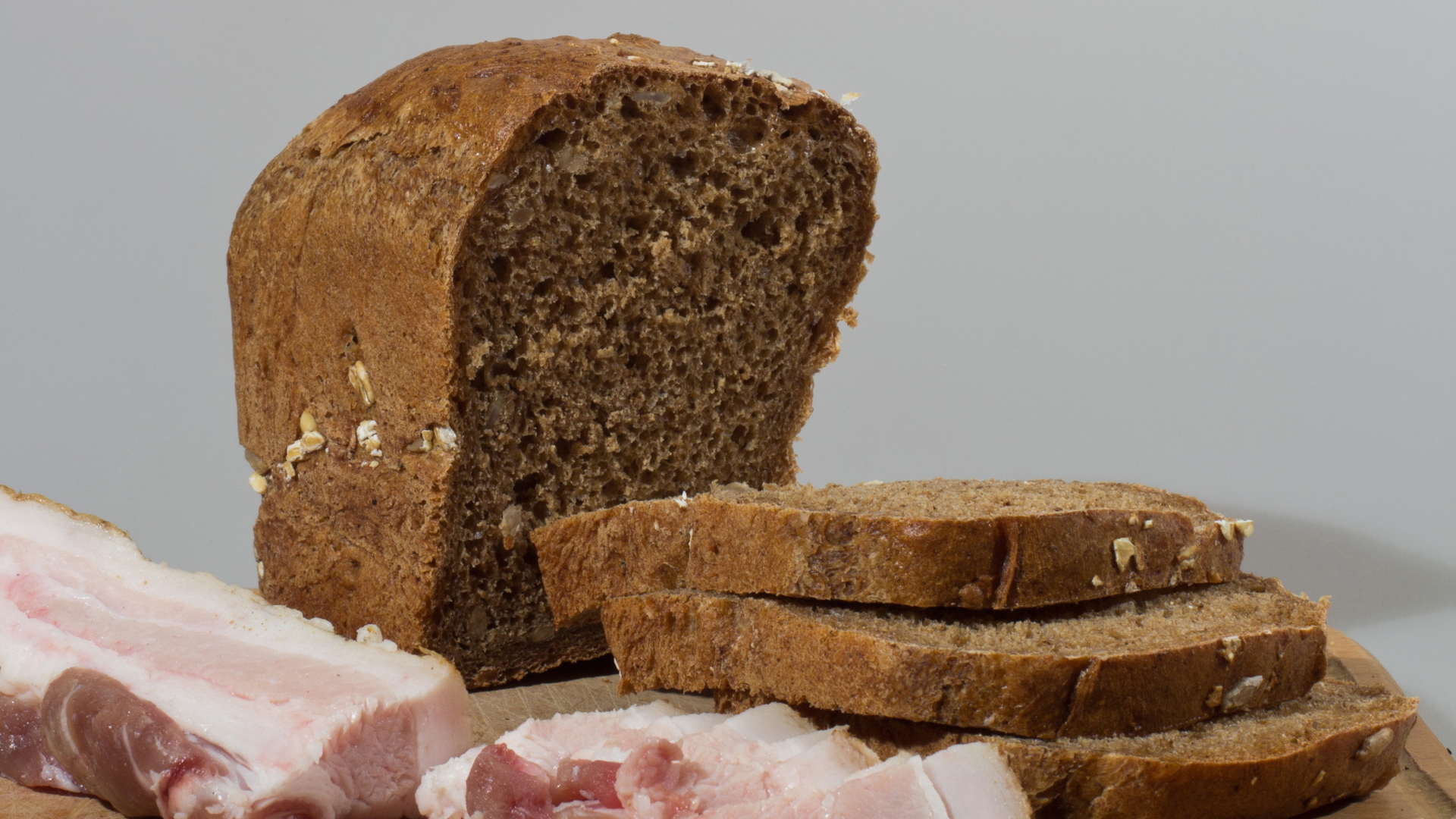 Черный хлеб на столе с нарезанным салом