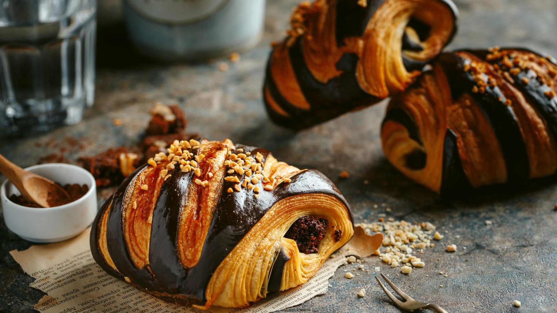 Аппетитные булочки  с шоколадом и орехами 