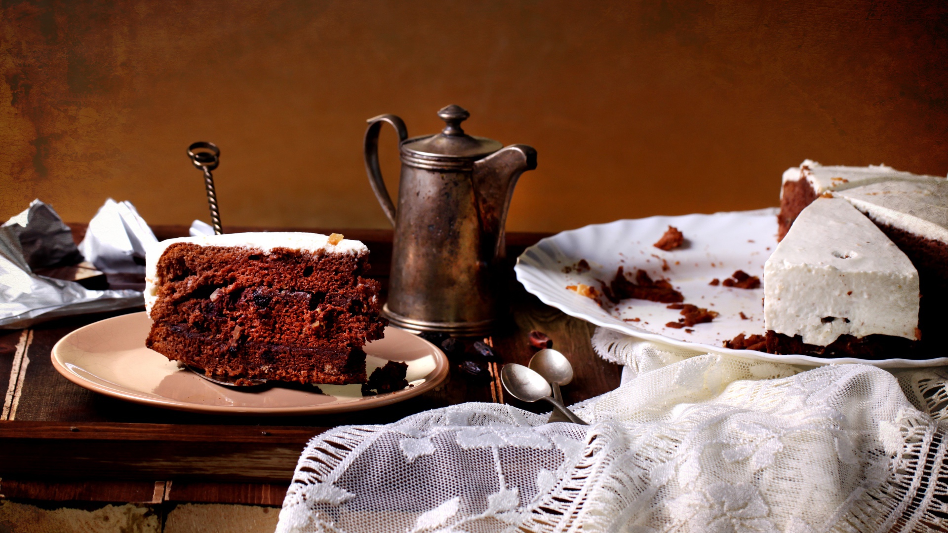 Кусок пирога на тарелке на столе с чаем 