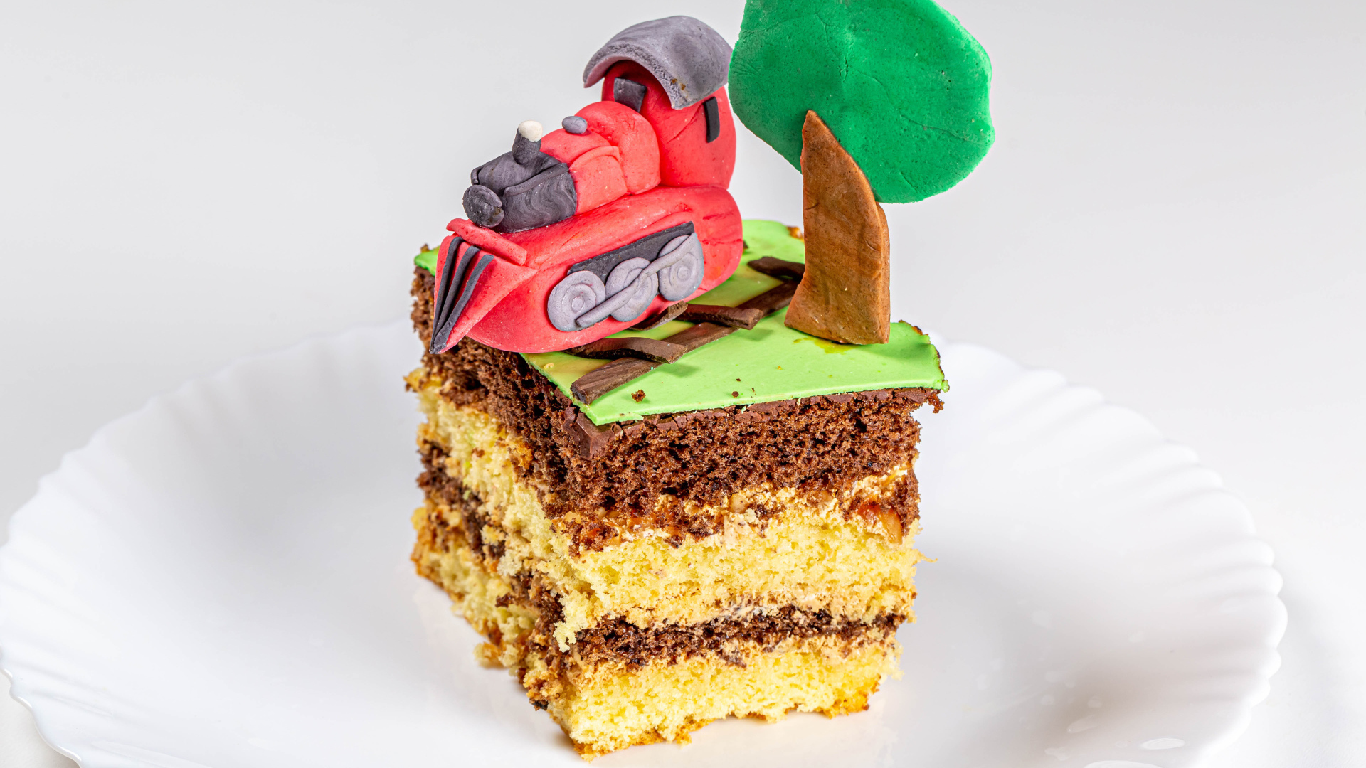 Кусок торта на белой тарелке с декором 