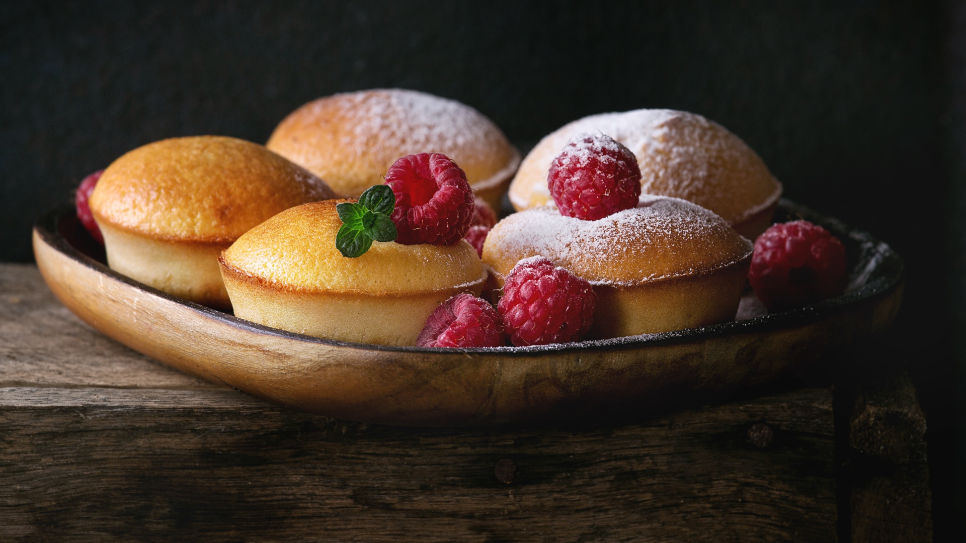 Аппетитные кексы с ягодами малины и сахарной пудрой 