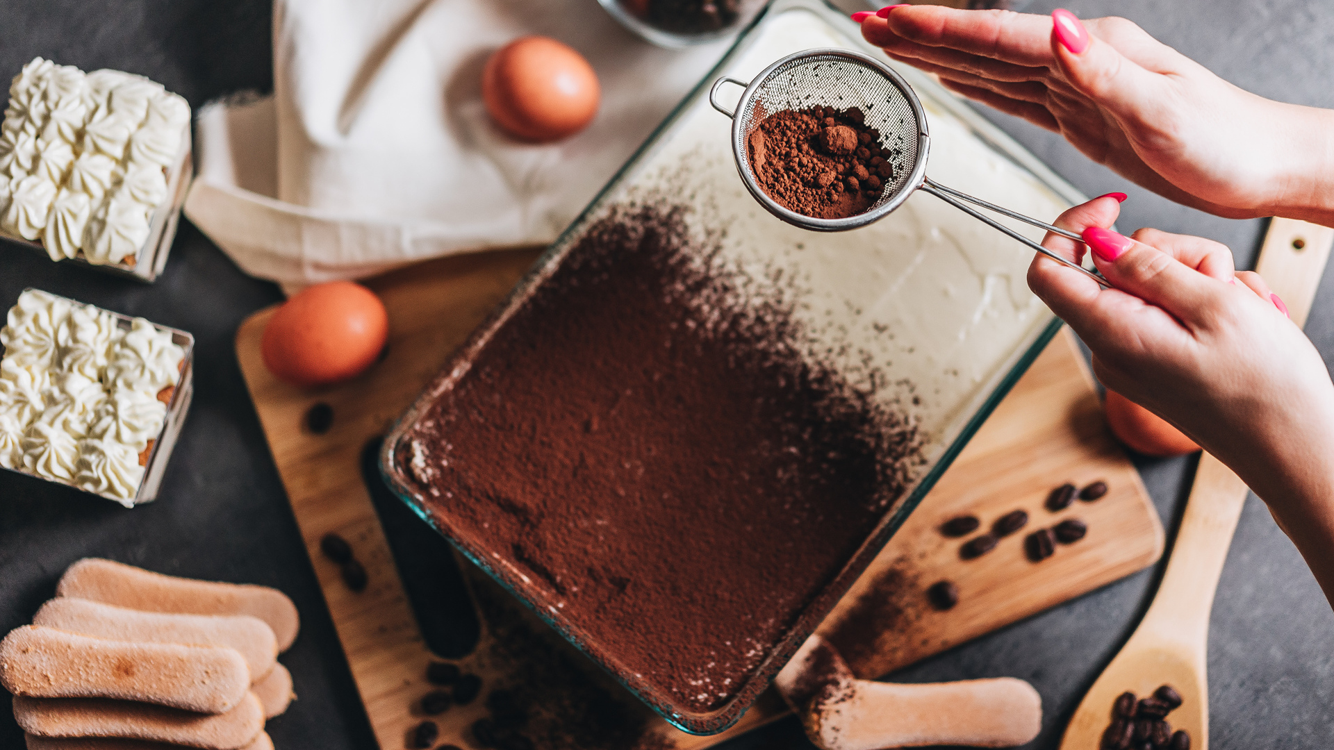 Аппетитный десерт посыпан какао 