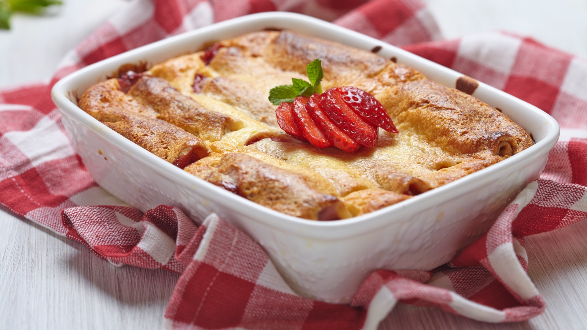 Аппетитный свежий пирог с клубникой на столе 