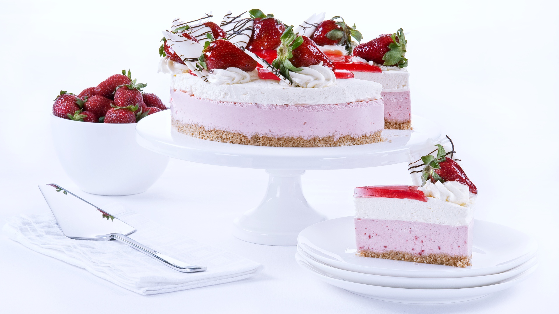 Аппетитный праздничный торт с клубникой на столе 