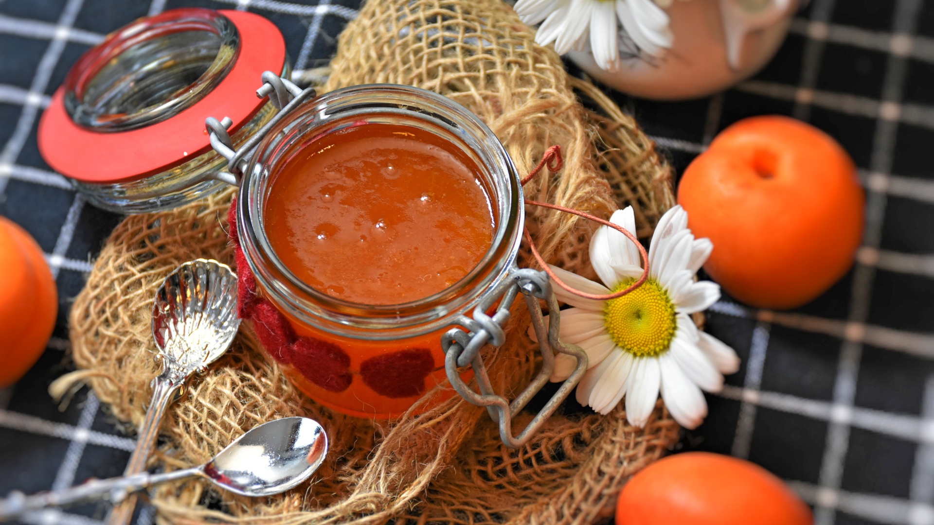 Абрикосовый джем на столе с ромашками