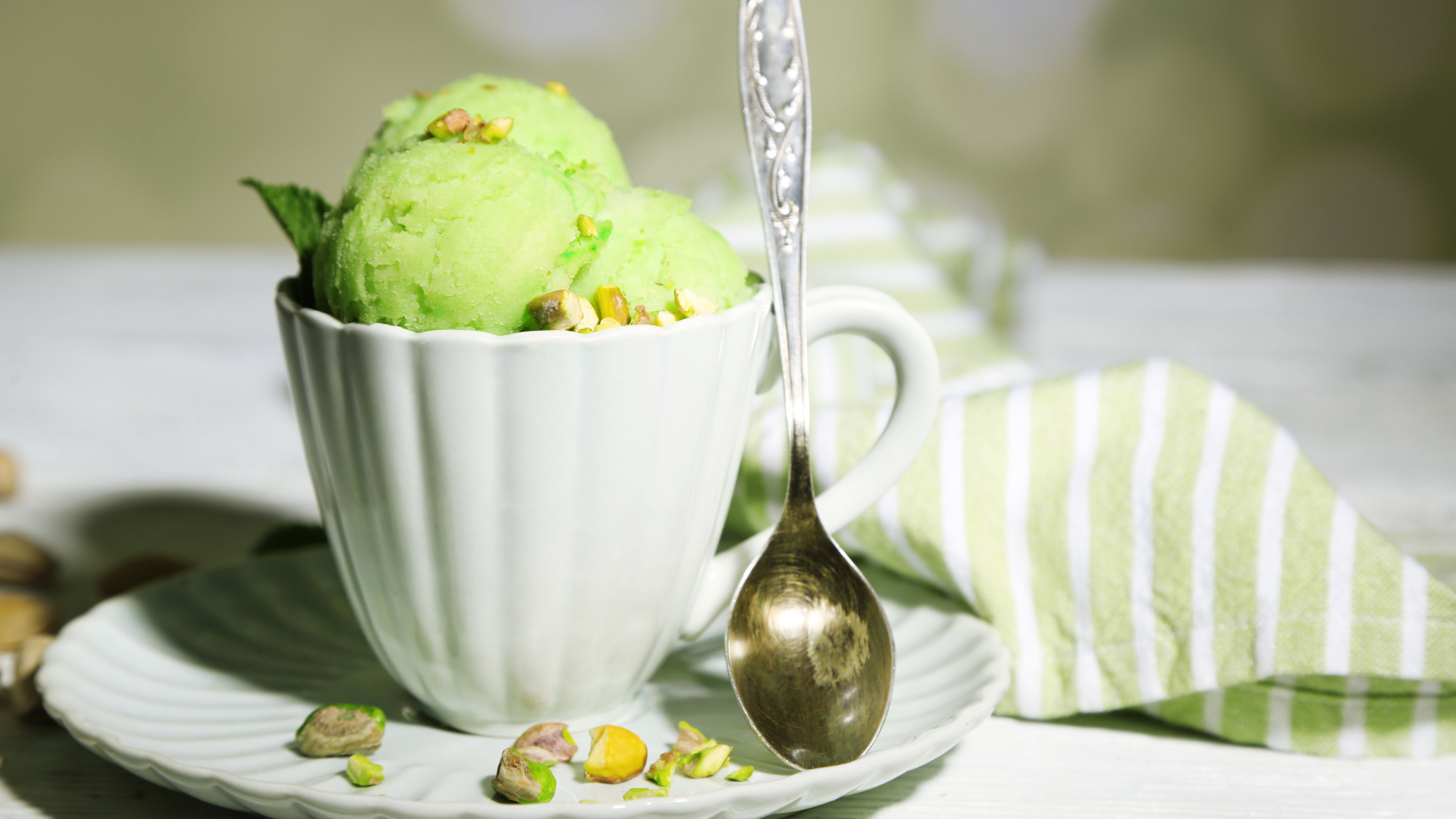 Шарики фисташкового мороженого в чашке