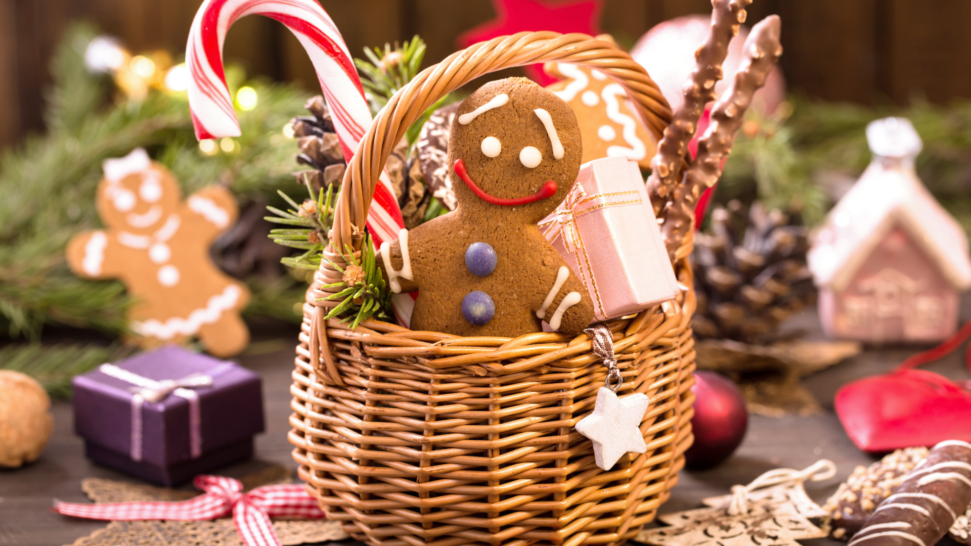 Красивое рождественское печенье в корзине со сладостями