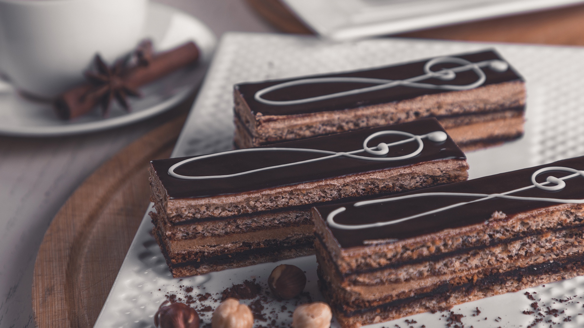 Пирожное мелодия на столе с орехами и чаем