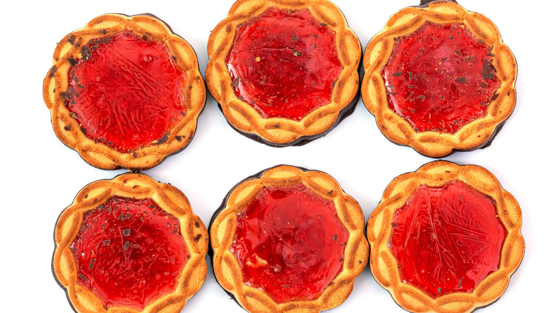 Пирожное с джемом на белом фоне