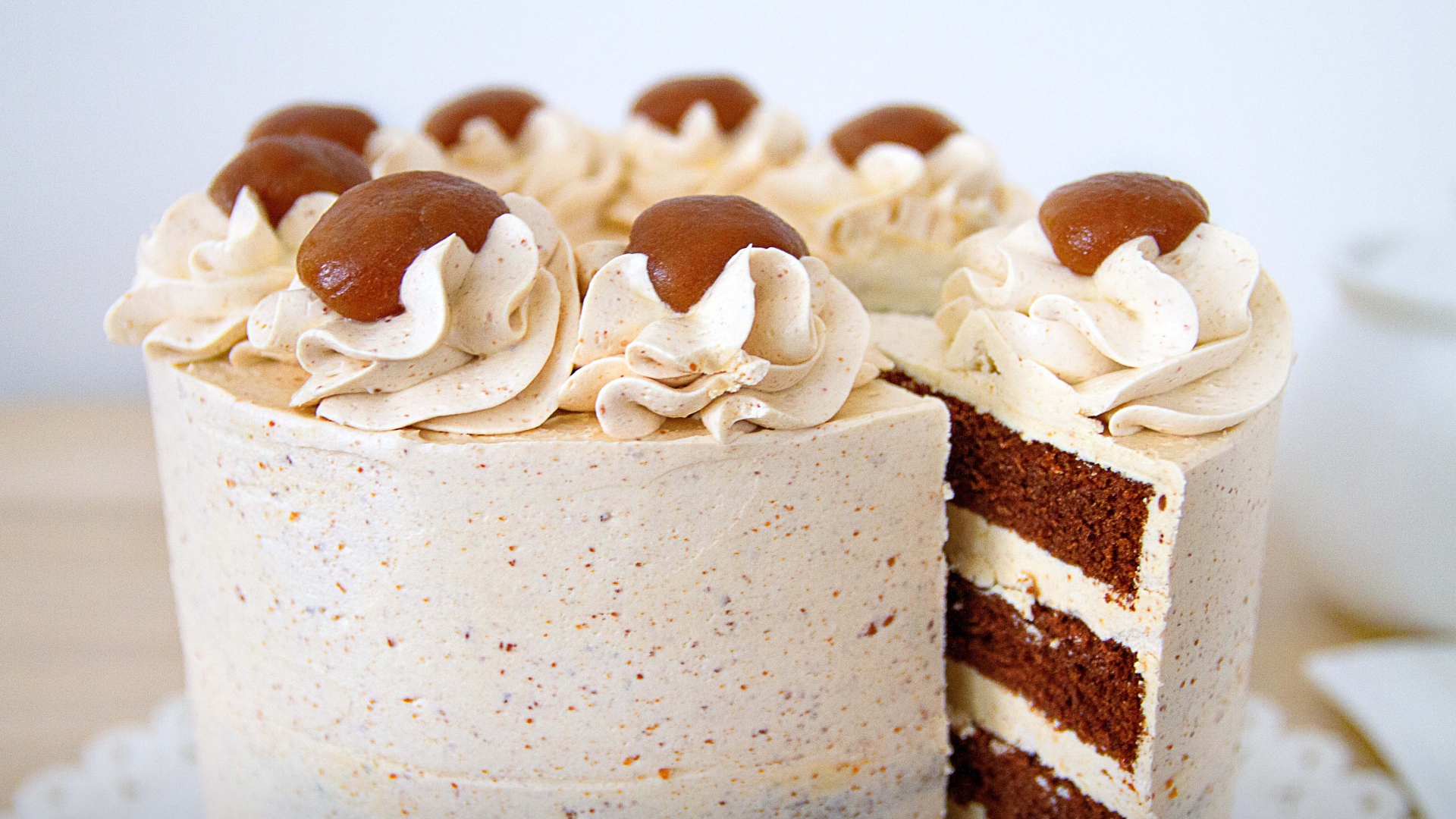 Торт с белым кремом и кофейными коржами 