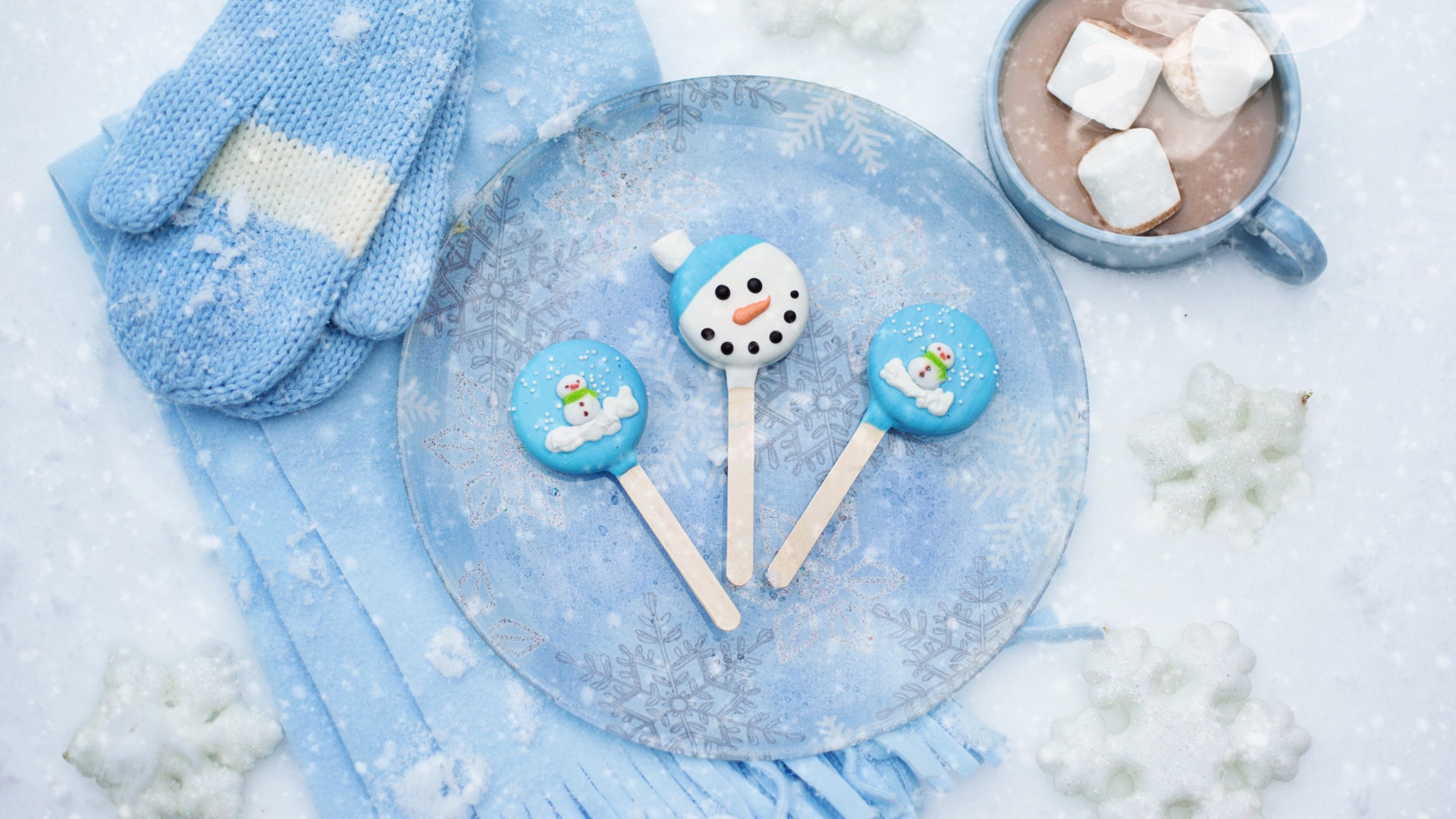 Новогодние конфеты на снегу с какао и варежками 