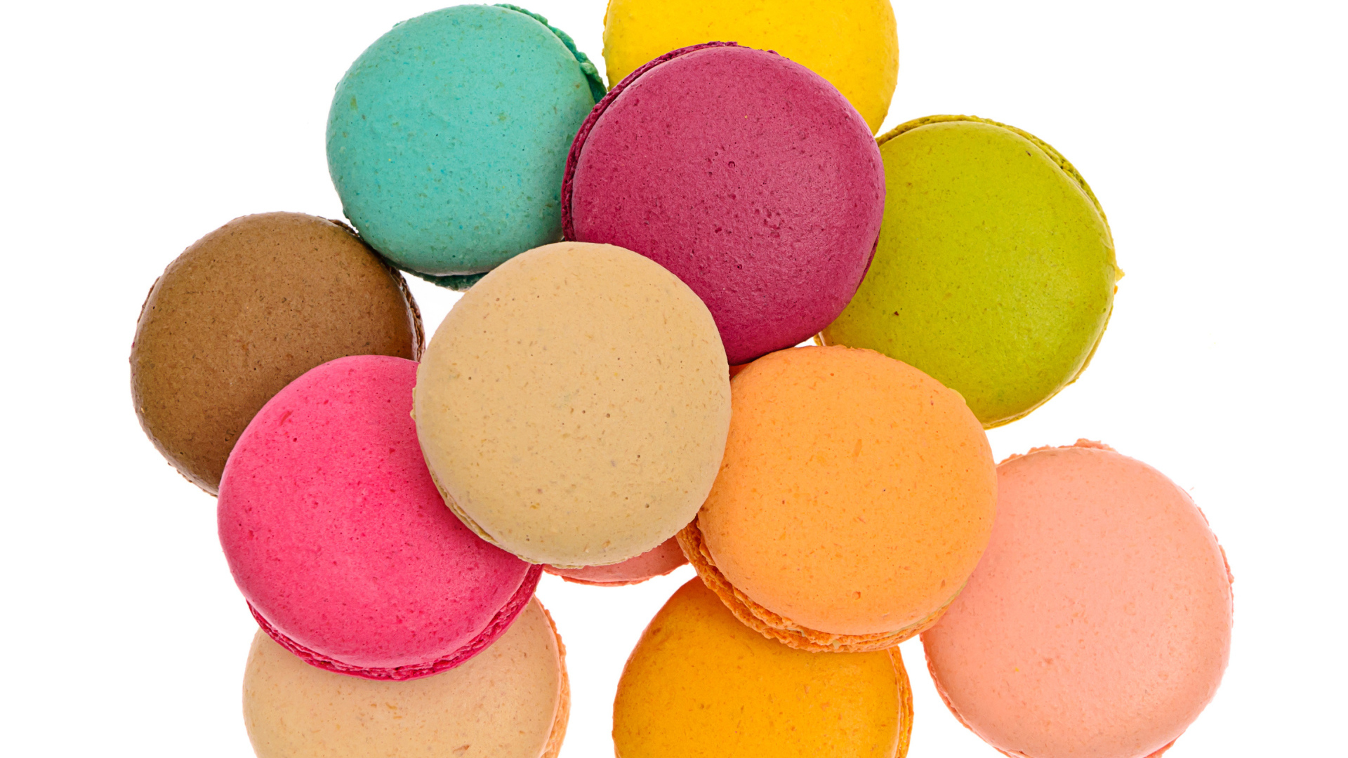 Разноцветный десерт макарун на белом фоне