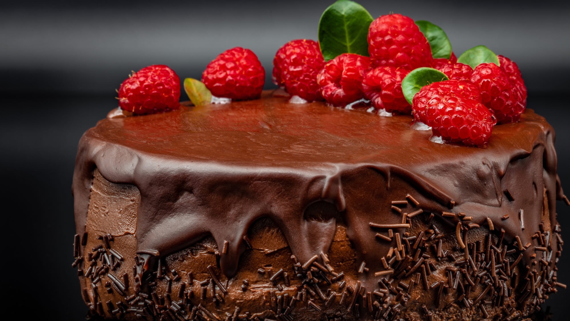 Пирог с кремом и шоколадом украшен малиной