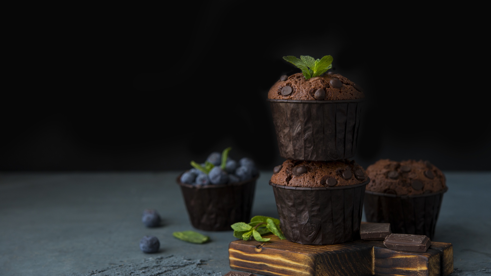 Кексы с шоколадом на столе с ягодами черники на столе 