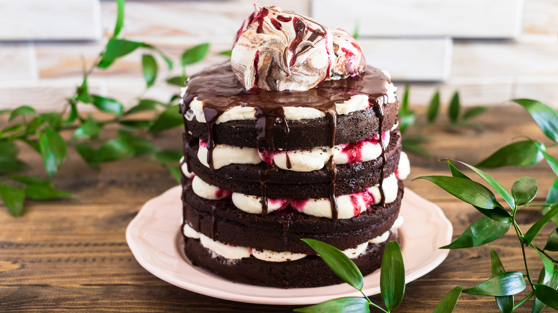 Вкусный шоколадный торт с кремом на столе 