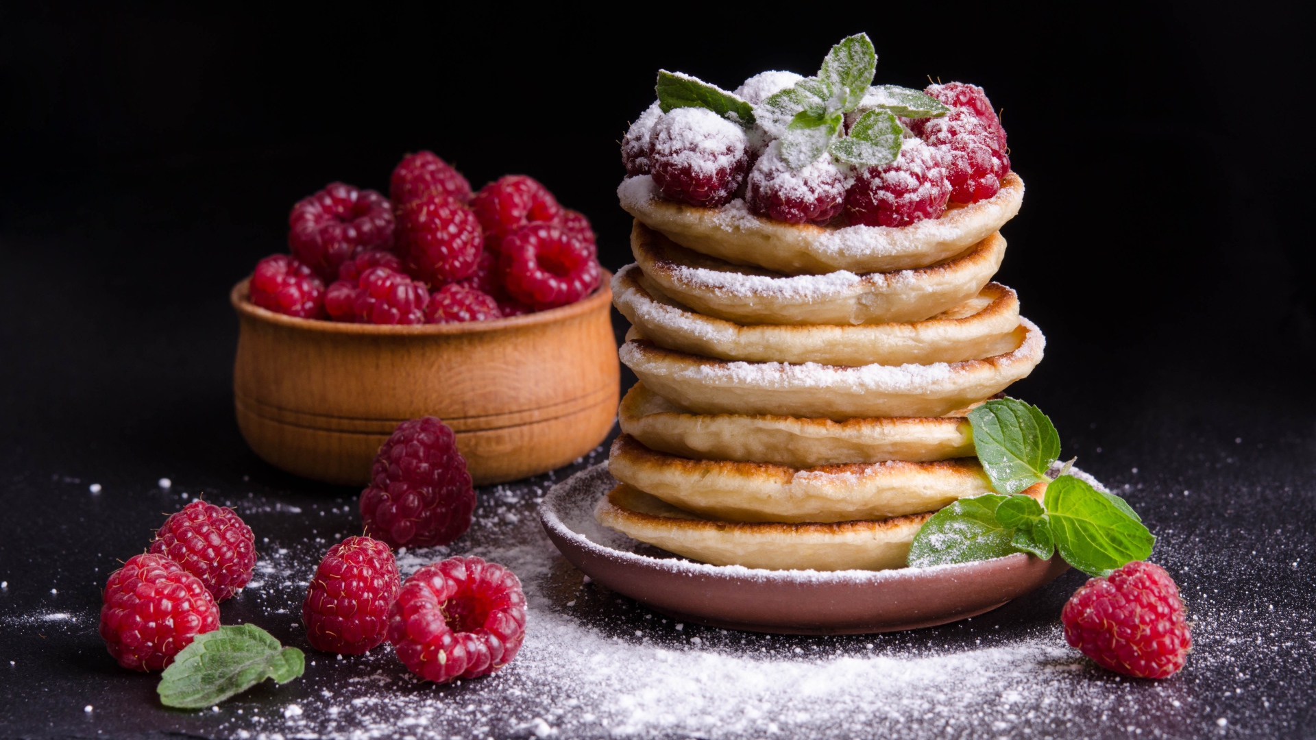 Вкусные пышные оладьи с сахарной пудрой и малиной