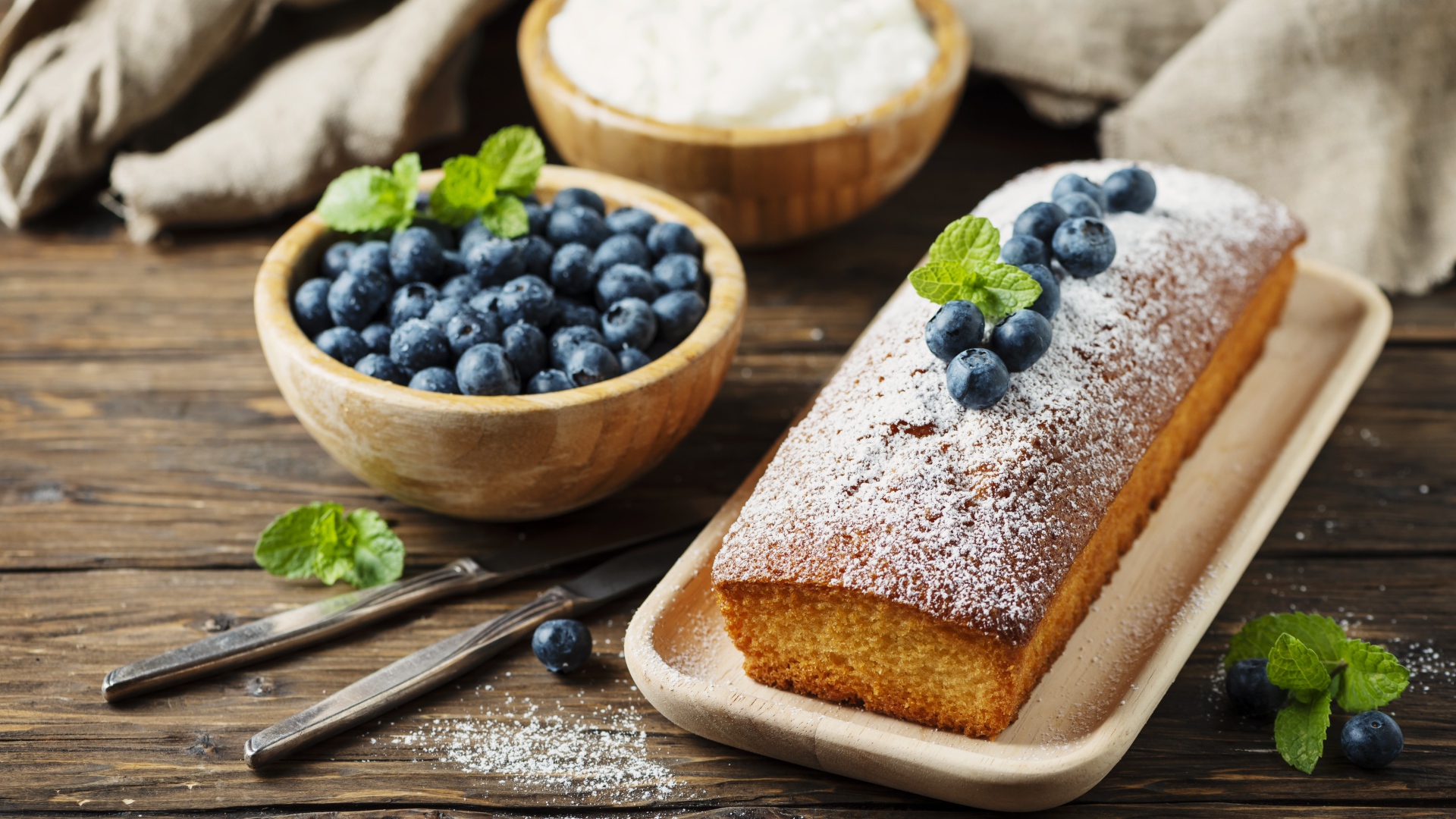 Свежий кекс с сахарной пудрой и ягодами черники