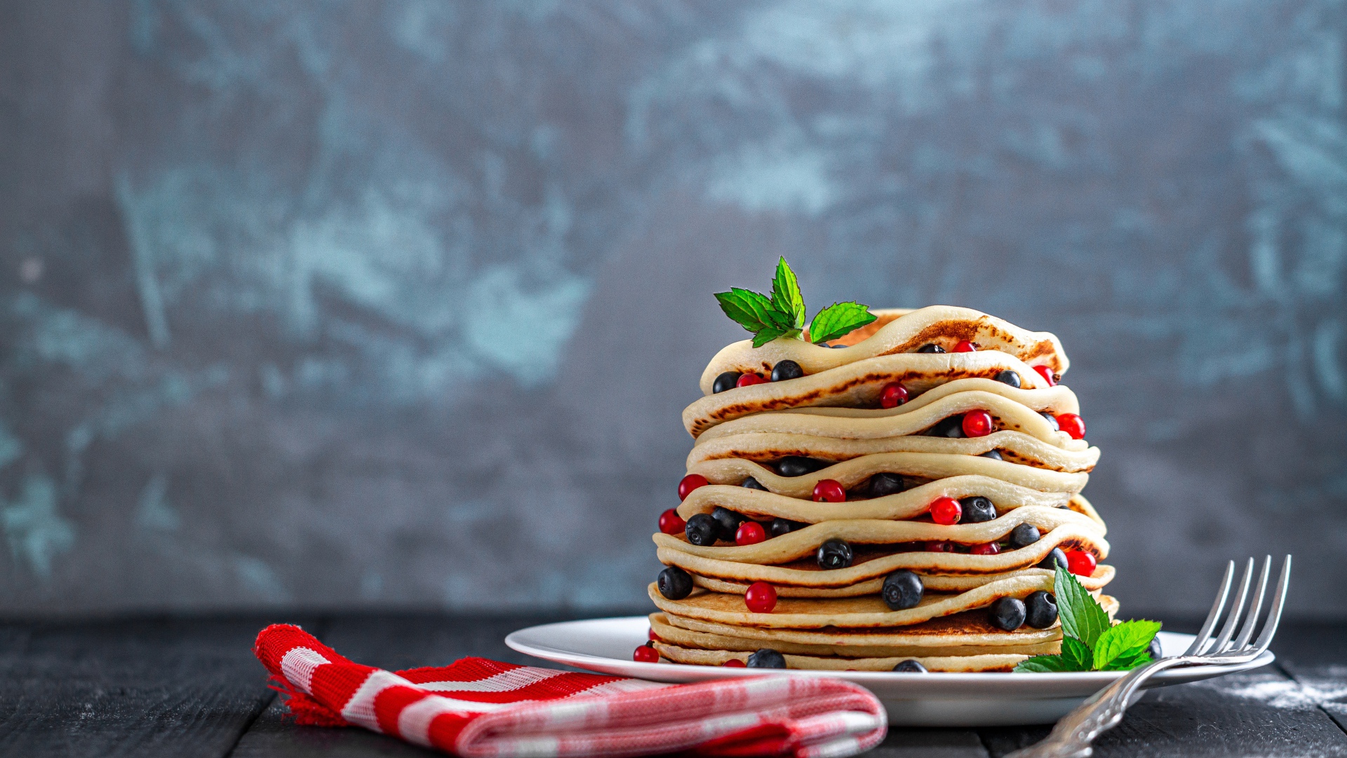 Оладьи с ягодами черники и красной смородины 