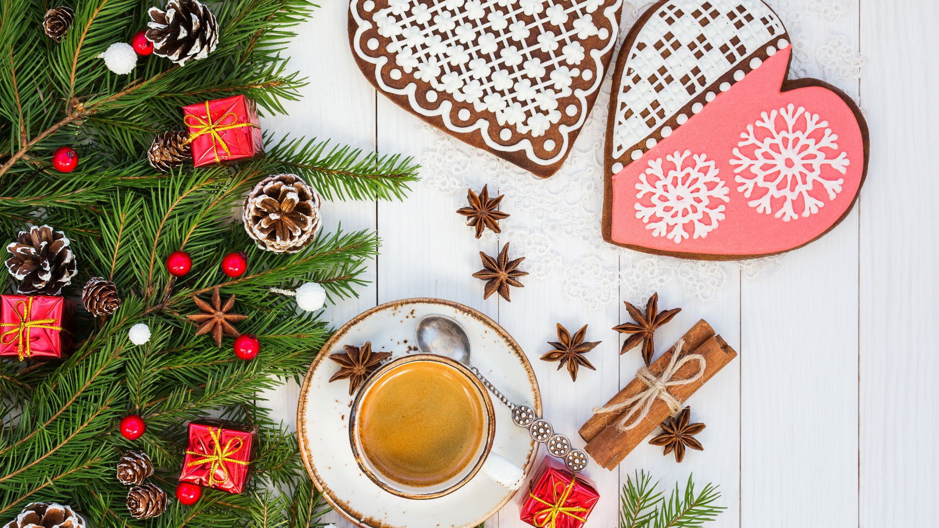 Печенье в форме сердца на столе с чашкой кофе и еловой веткой