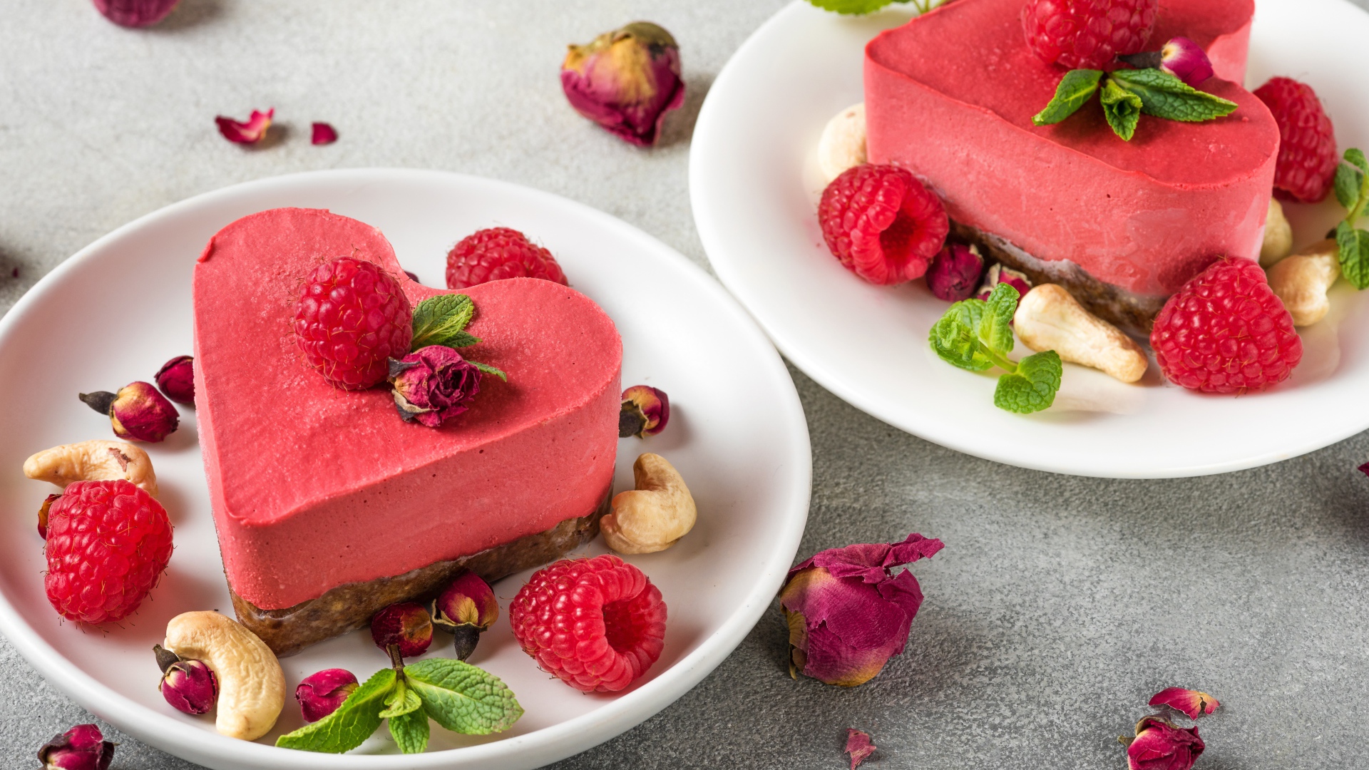 Фруктовое суфле в форме сердца на тарелке с малиной и орехами 