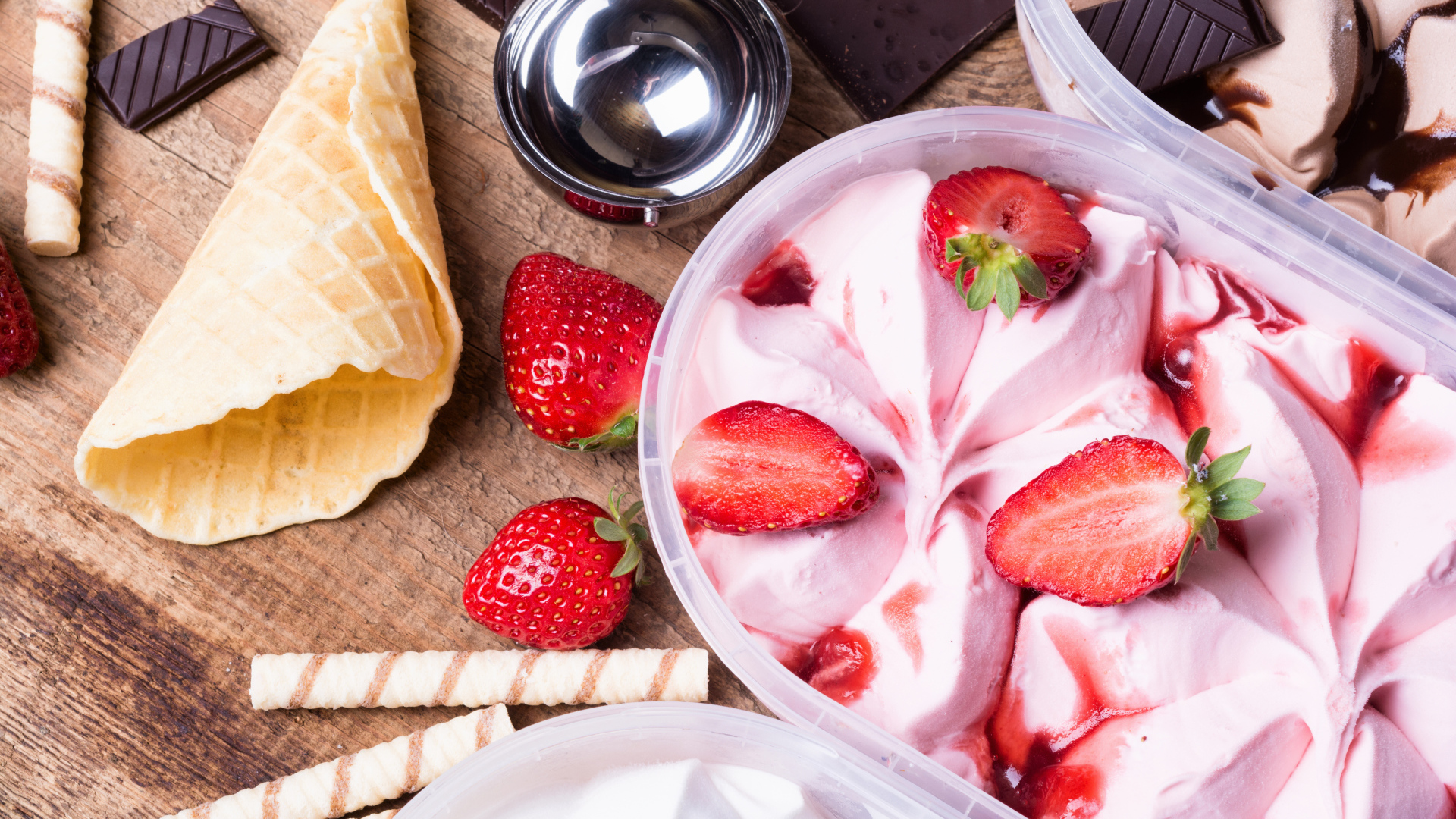 Мороженое на столе с клубникой и шоколадом