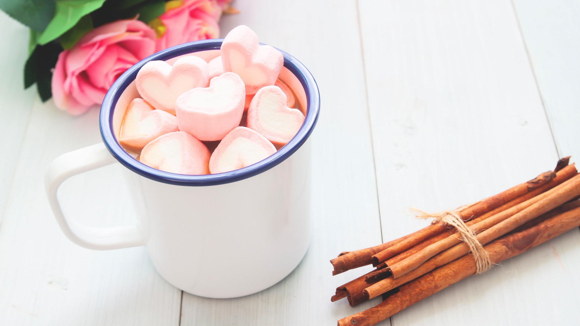 Железная чашка какао с маршмеллоу на столе с корицей 