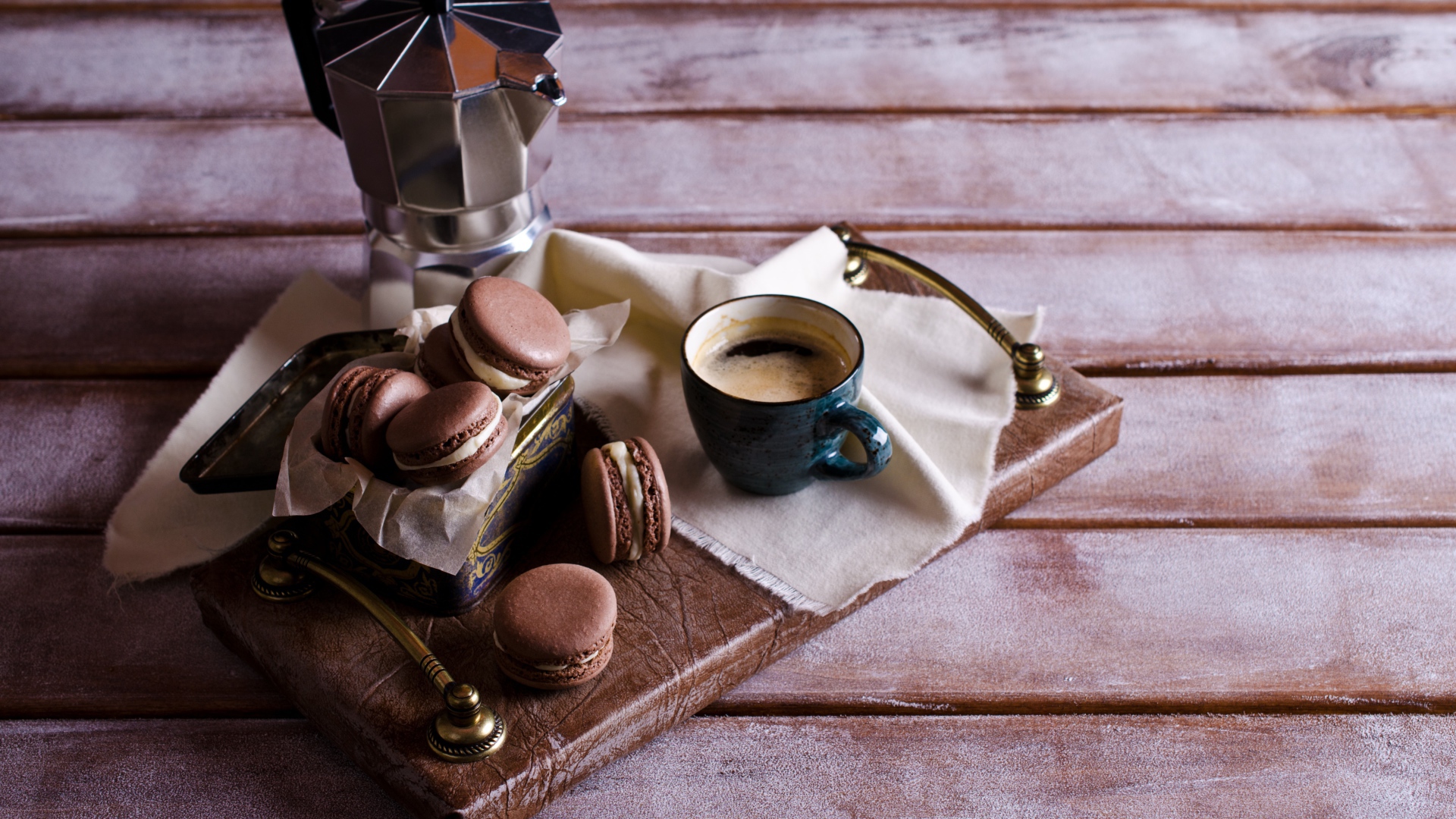 Печенье макарун на столе с кофе