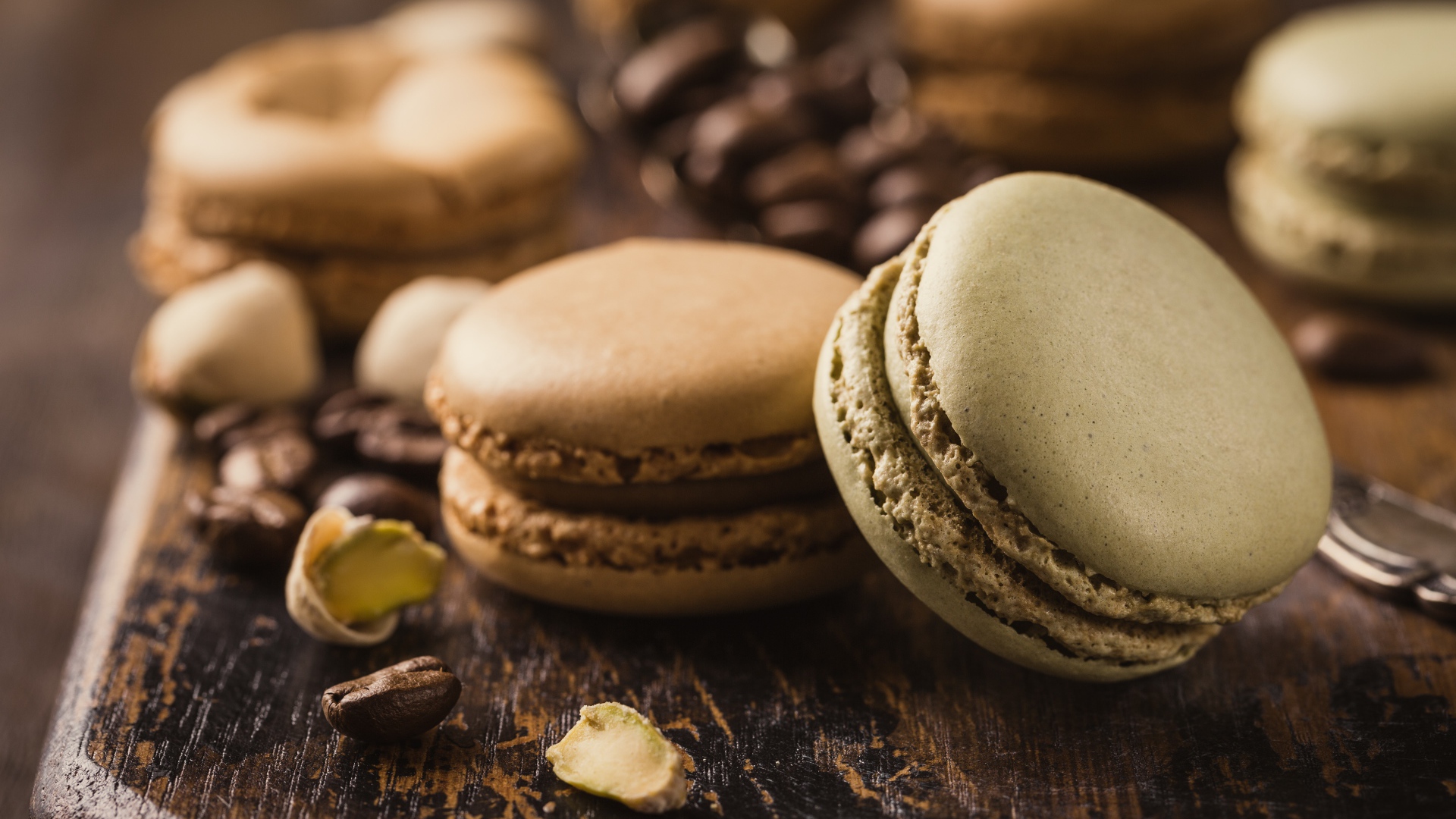 Десерт макарун на столе с кофейными зернами