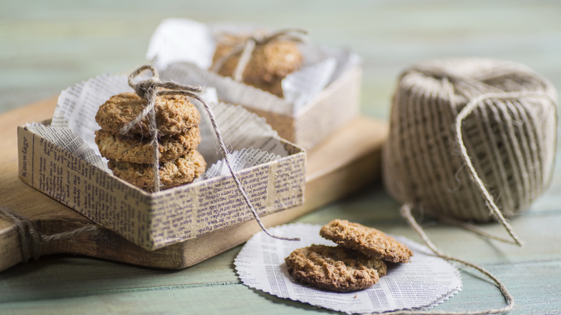 Овсяное печенье в коробке с бумагой 