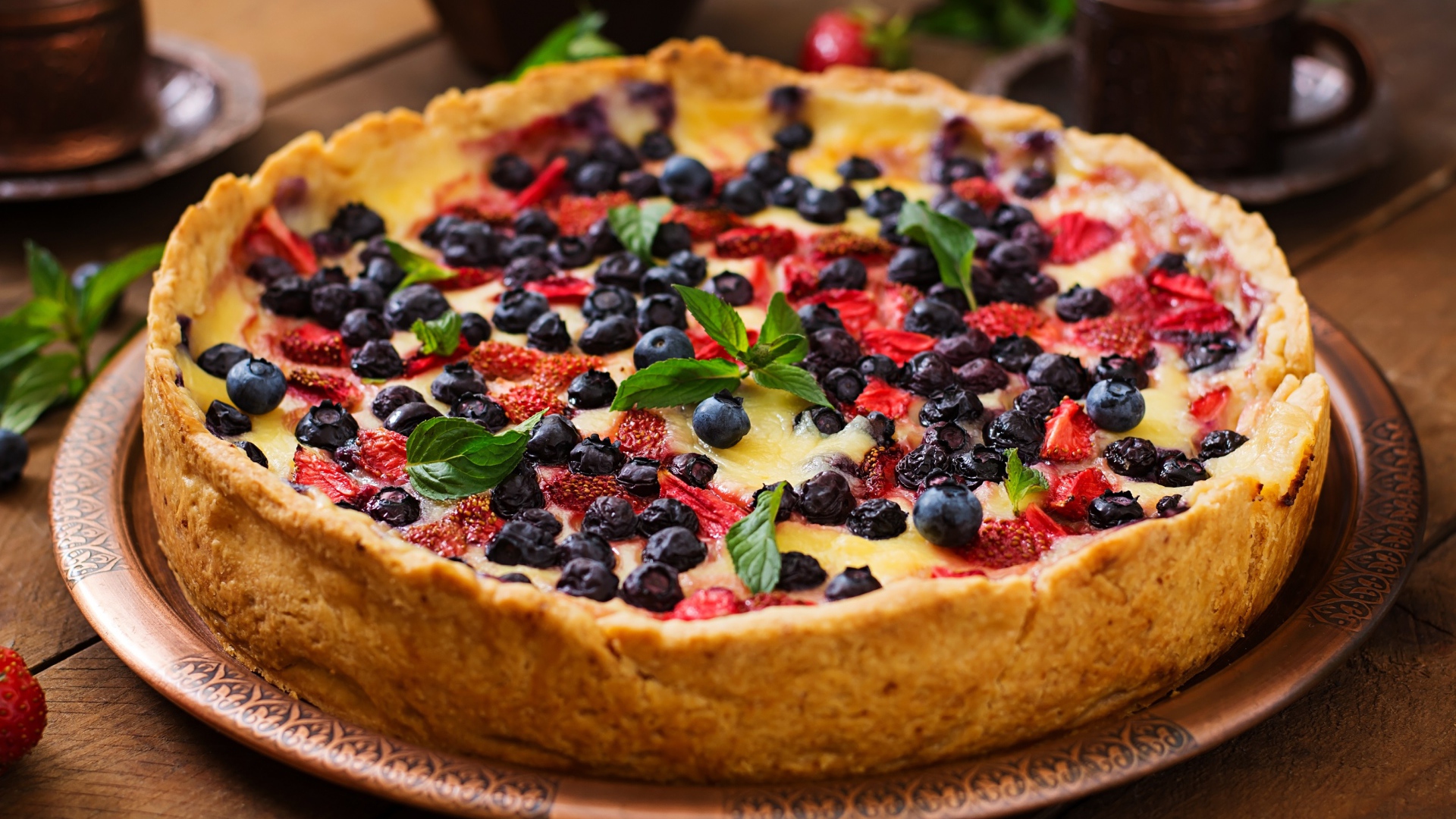 Пирог с творогом и ягодами на столе