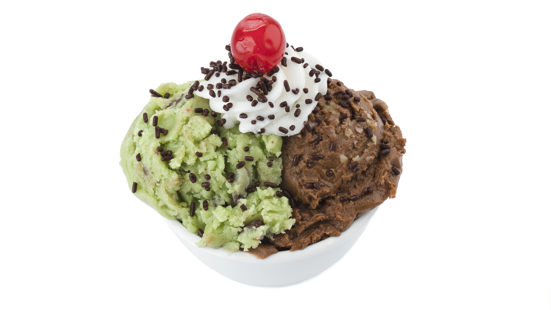 Фисташковое и шоколадное мороженое в креманке на белом фоне