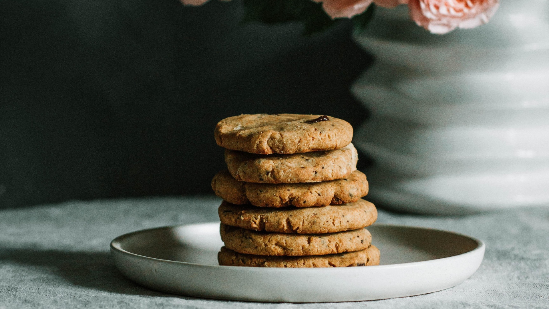 Песочное печенье на тарелке на столе