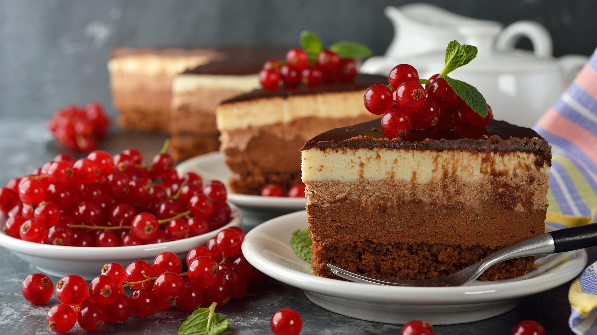 Кусок торта Три шоколада с ягодами красной смородины