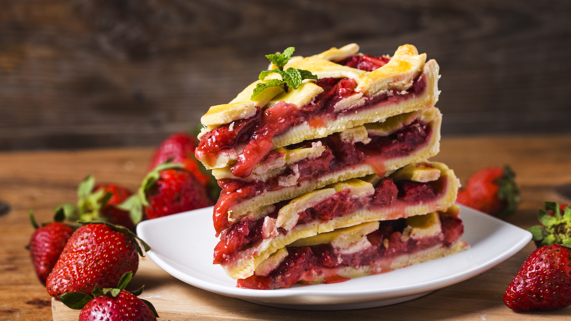 Пирог с ягодами клубники на белой тарелке 