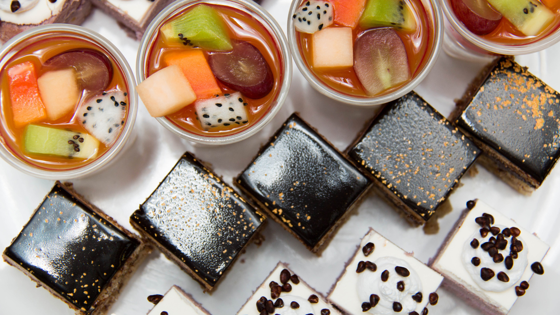 Вкусные пирожные на столе с соком 