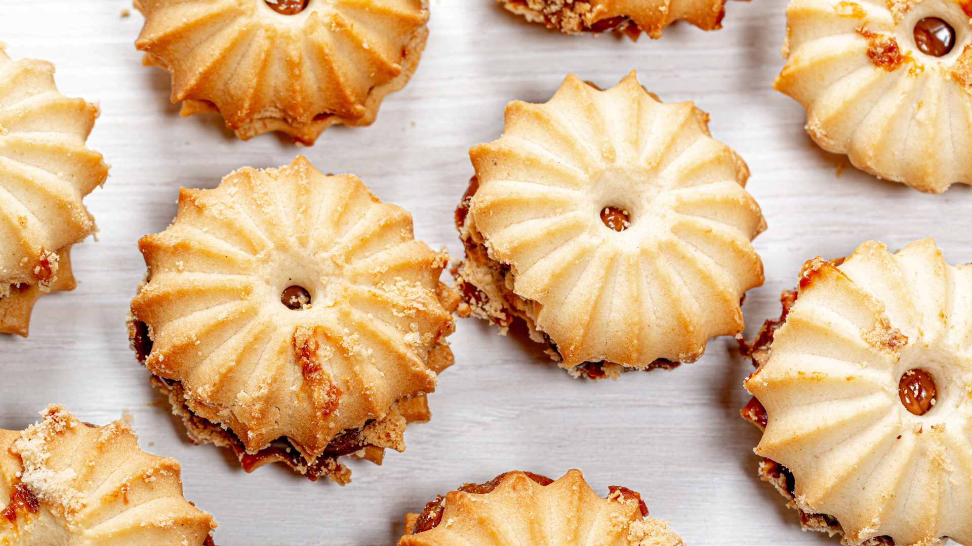 Вкусное печенье со сгущенкой на столе крупным планом