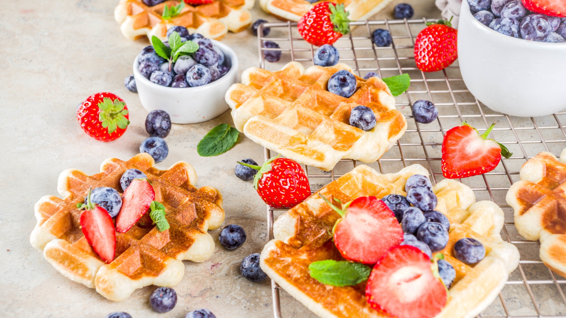 Вкусные сладкие вафли на столе с ягодами черники и клубники