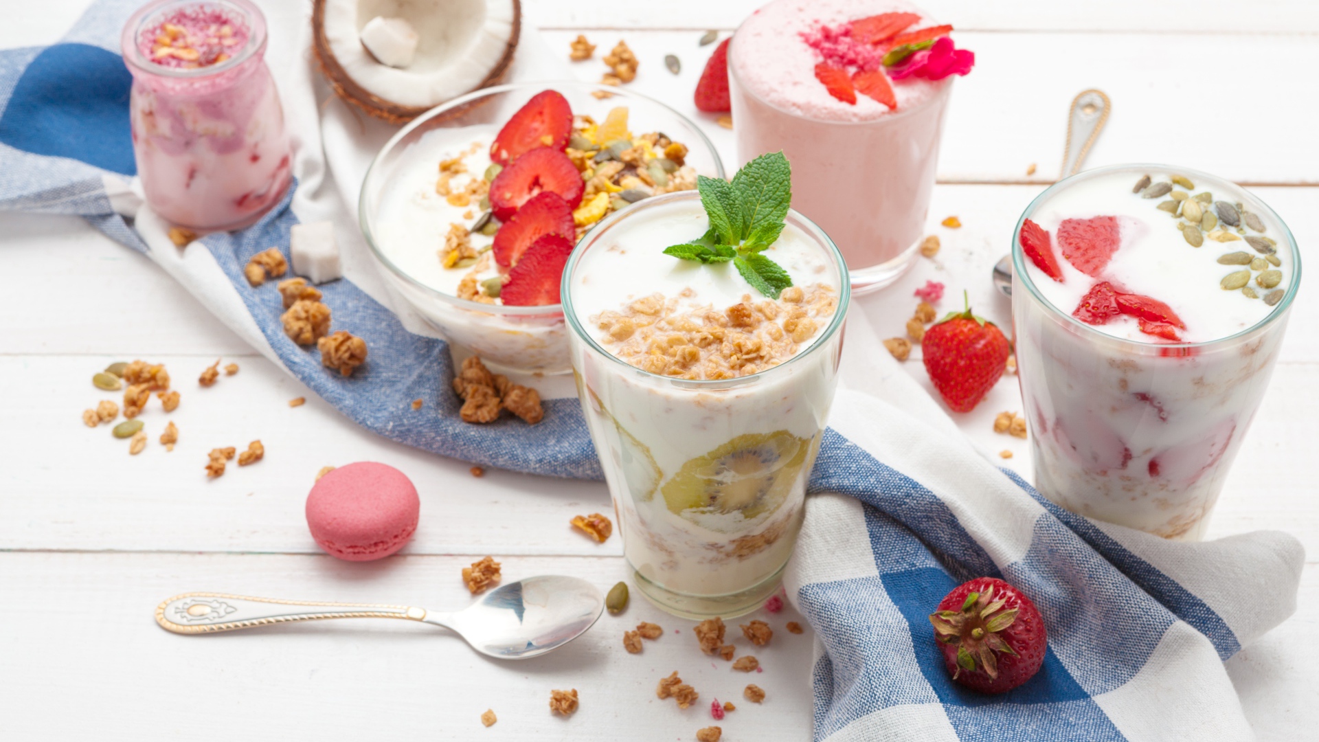 Йогурт с хлопьями и ягодами клубники на столе 