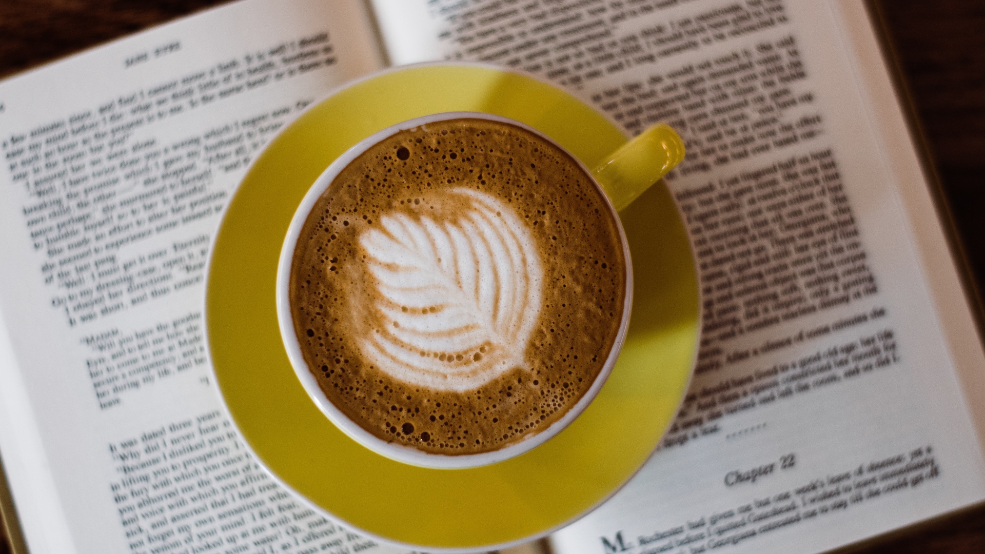 Чашка кофе стоит на книге  