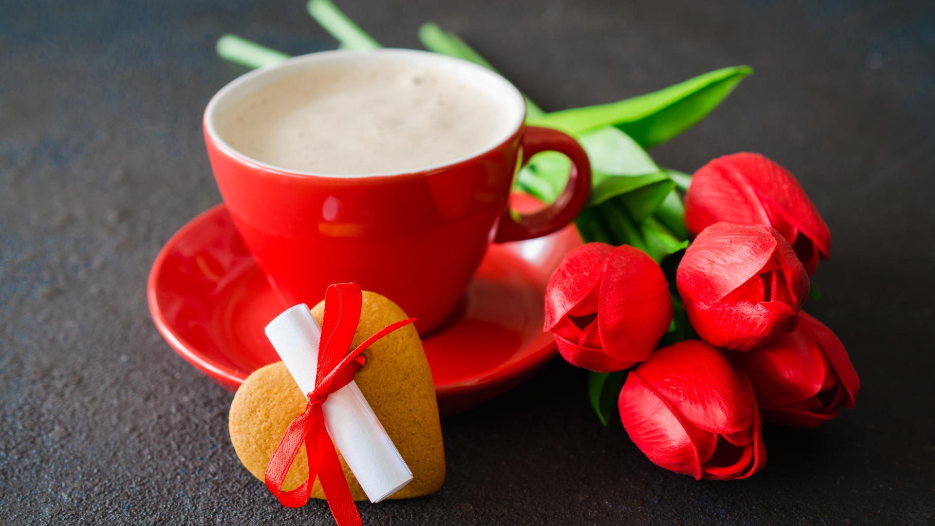 Букет тюльпанов и чашка кофе с печеньем на столе