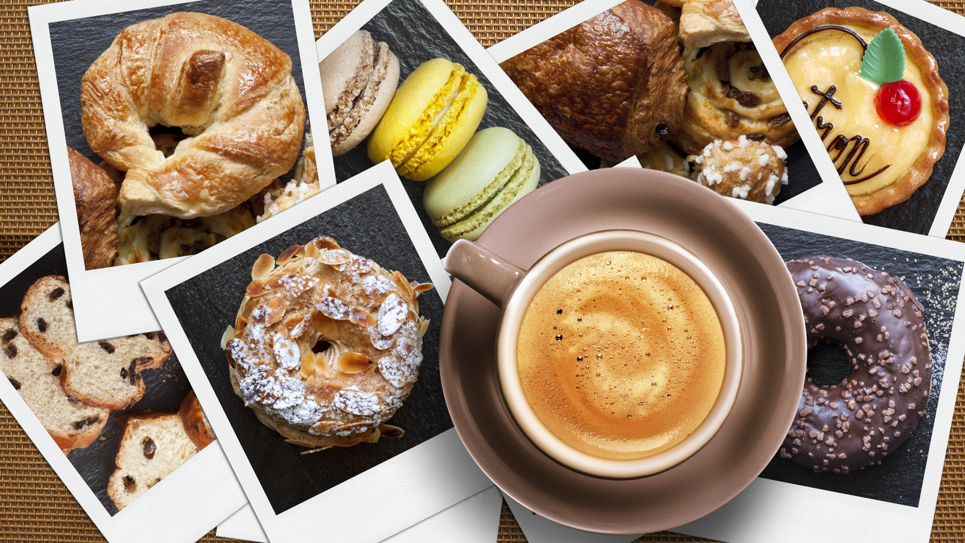 Чашка капучино на столе с фото десертов