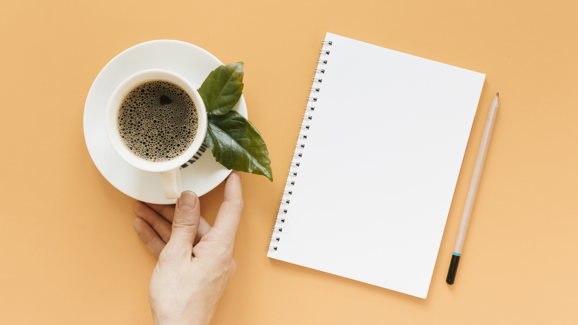 Чашка кофе на столе с блокнотом