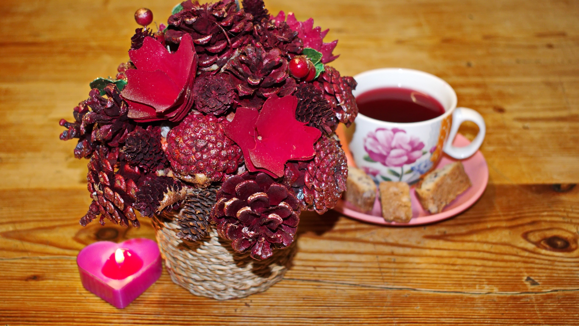 Чашка чая на столе с декором и свечой