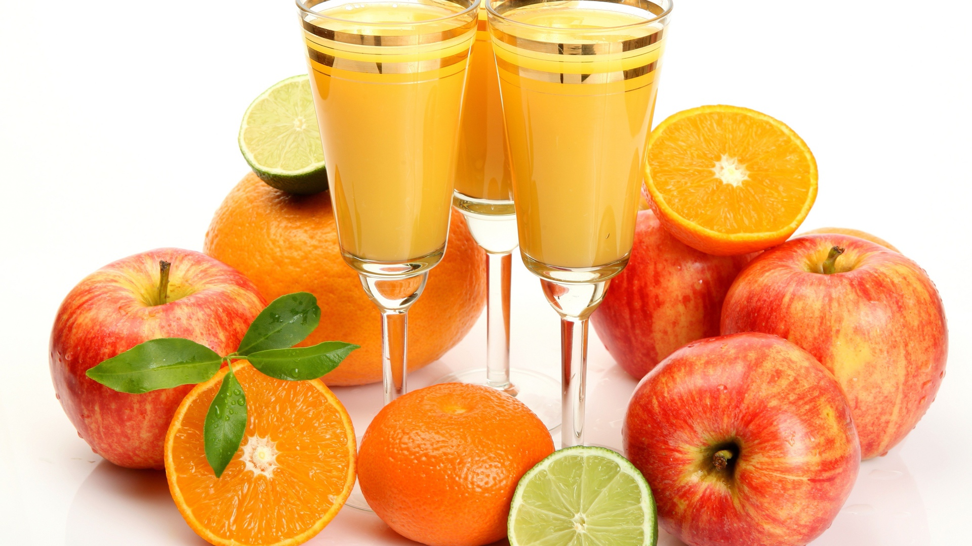 Свежий цитрусовый сок на белом фоне с яблоками, апельсинами  и лимоном